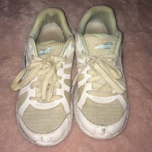 Avia women's tennis shoes 👟